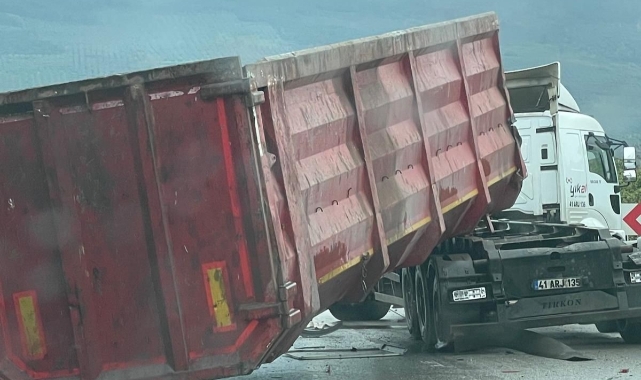 Bursa'da damperi açılan tır üst geçide çarptı