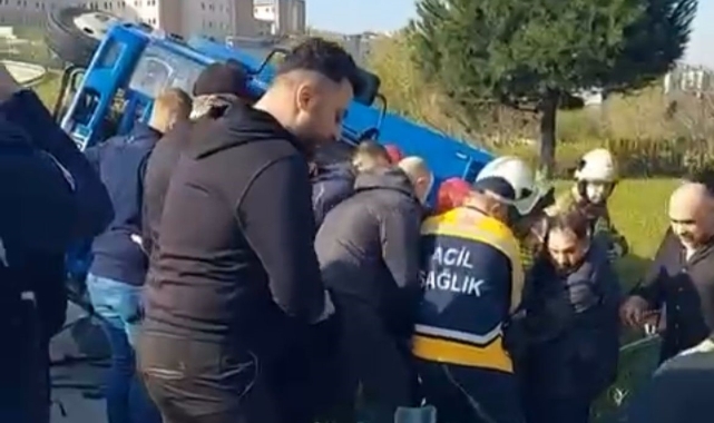 Bursa'da feci kaza! Kargo aracı devrildi