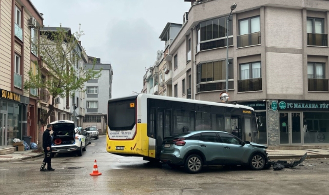 Bursa'da halk otobüsü ile otomobil çarpıştı! 3 yaralı