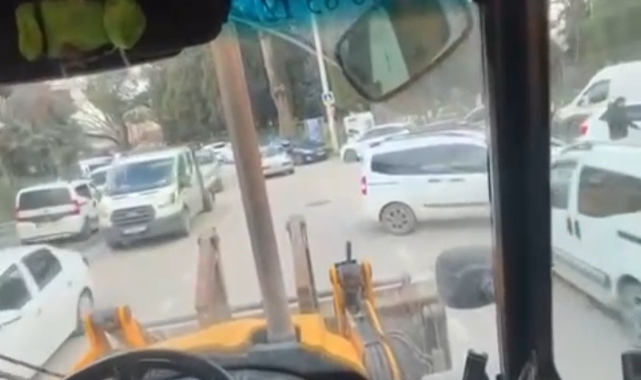 Bursa'da iş makinesi ile tehlikeli yolculuk!
