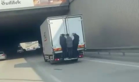 Bursa'da kamyonetin arkasında tehlikeli yolculuk!