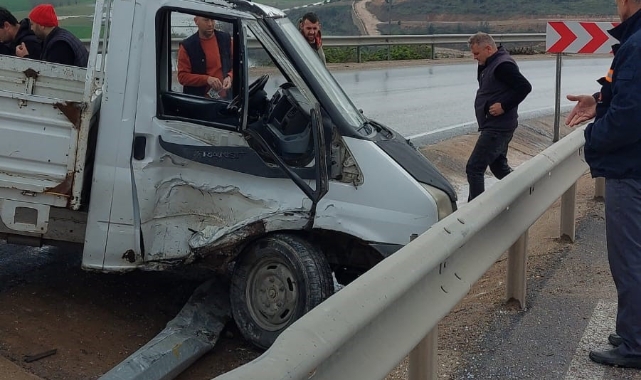 Bursa'da kontrolden çıkan kamyonet direği devirdi