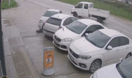 Bursa'da kontrolden çıkan otomobil park halindeki araçlara çarptı! 5 yaralı
