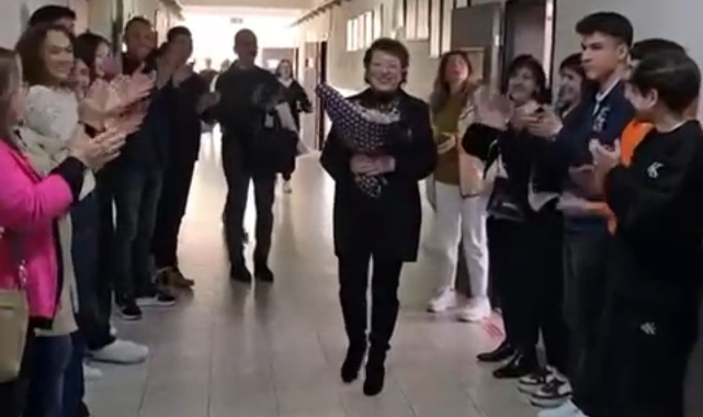 Bursa'da lise öğrencileri emekli olan öğretmenlerini böyle uğurladılar