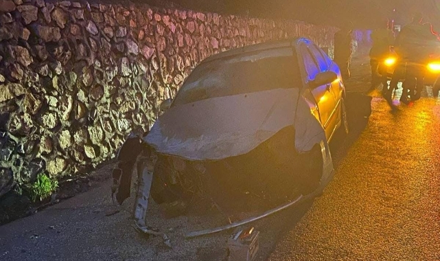 Bursa'da otomobil bariyere çarptı! 3 kişi yaralandı