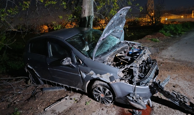 Bursa'da otomobil ile motosiklet kafa kafaya çarpıştı: 1'i ağır 2 yaralı