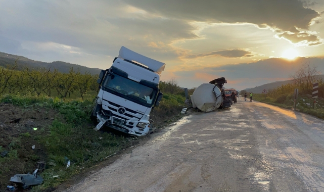 Bursa'da tavuk yağı yüklü TIR dorsesinden ayrılıp tarlaya savruldu! 1 yaralı