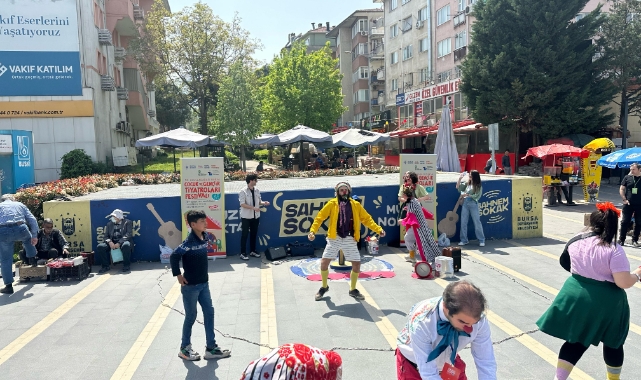Bursa'da tiyatro festivali yüzleri güldürüyor