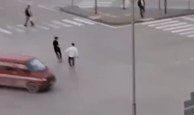 Bursa'da trafikte mendilciler ile sürücü arasında kavga!