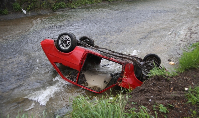 Bursa'da uzun süredir park halinde olan otomobili dereye attılar