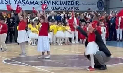 Bursa'da yürekleri ısıtan anlar! 23 Nisan gösterisinde öğrencisini yalnız bırakmadı