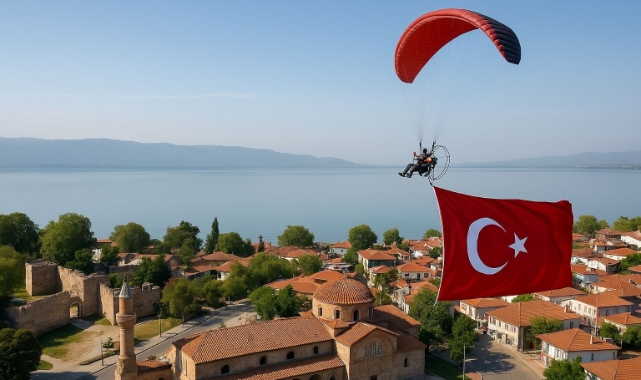 Bursa İznik Gölü üzerinde ay-yıldızlı görsel şölen