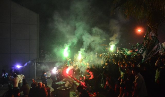 Bursaspor şampiyonluğu kutluyor! "Küllerimizden yeniden doğduk"