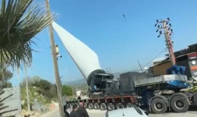 Çanakkale'de rüzgar gülü kanadı taşıyan tır devrildi