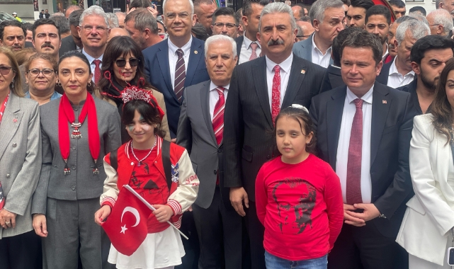 CHP Bursa'dan 23 Nisan'a özel çelenk sunumu!