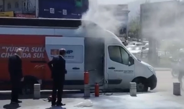 CHP Bursa İl Başkanlığı'nın seçim aracı alev alev yandı