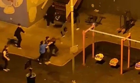 Çocuk parkında tekmeli yumruklu kavga