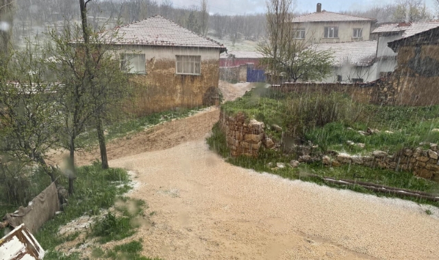 Çorum’da dolu yağışı etkili oldu! Tarlalar beyaza büründü