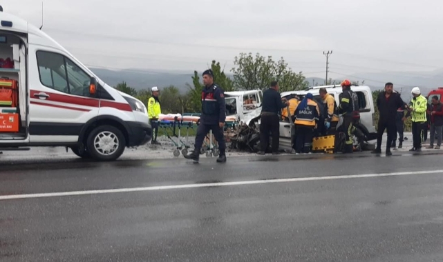 Denizli'de karşı yönden gelen iki araç kafa kafaya çarpıştı: 4 yaralı