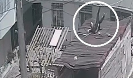 Depremden korktu garajın üzerine atladı