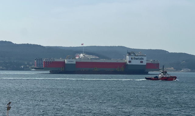 Dev yüzer havuz Çanakkale Boğazı'ndan geçti