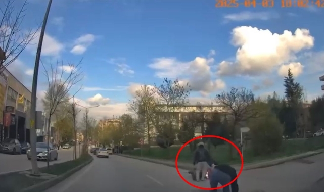 Devrilen motosikletteki 2 kişi otomobilin altında kalmaktan son anda kurtuldu