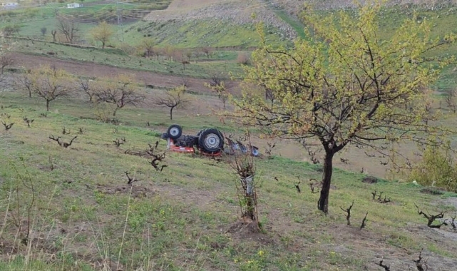 Devrilen traktörün altında kalan sürücü hayatını kaybetti