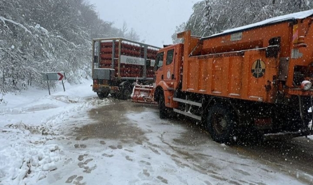 Doğalgaz tüpleri yüklü tır kaydı, yol ulaşıma kapandı