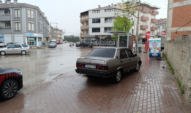 'Dur' ihtarına uymayan ehliyetsiz sürücü durağa çarptı