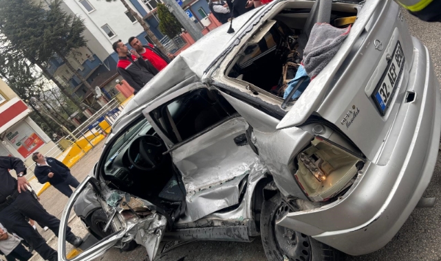 Durakta yolcu alan otobüse arkadan çarptı! 1 ölü 3 yaralı
