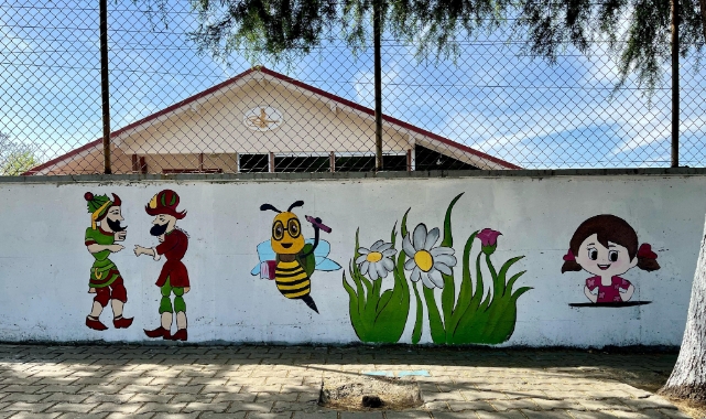 Duvarları öğrenciler boyadı
