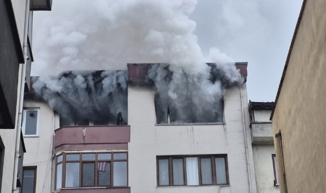 Düzce'de 5 katlı binanın en üst katı alevlere teslim oldu