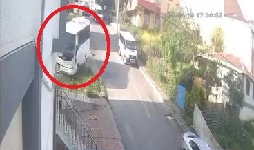 El freni boşalan midibüs apartmana çarparak durabildi