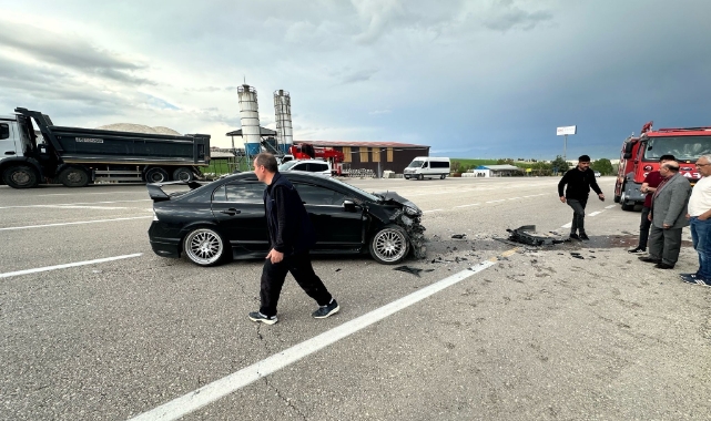 Elazığ’da otomobil kamyona çarptı!