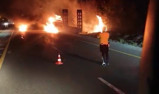 Elazığ'da tır alev alev yandı
