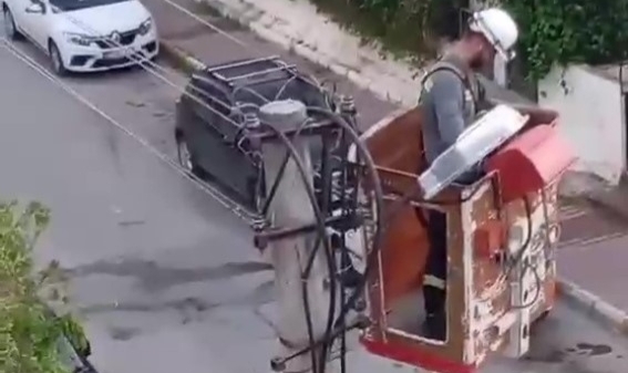Elektrik tellerine takılan kumruya kurtarma operasyonu