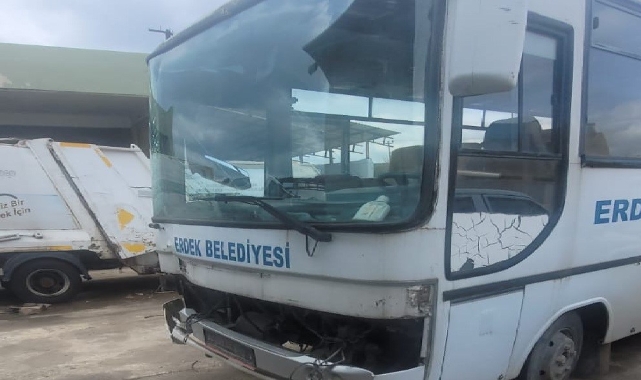 Erdek Belediyesi'ne ait araç çalıp 7 araca çarptı!