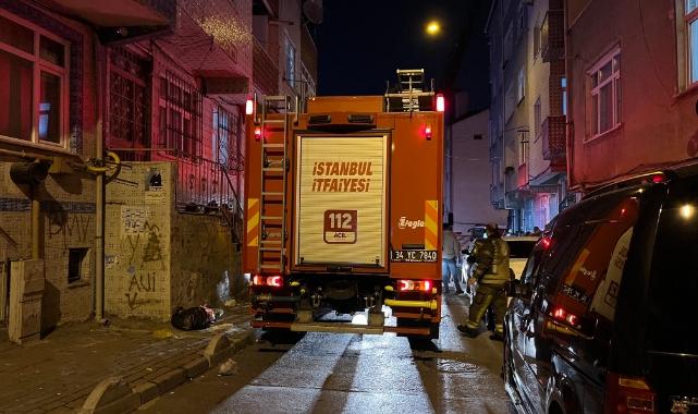 Esenler’de 4 katlı binanın çatısı alev alev yandı
