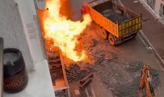 Esenyurt’ta faciadan dönüldü! Doğalgaz borusundan yangın çıktı