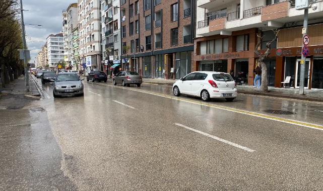 Eskişehir’de ıslak zeminde kayarak yere düşen kurye yaralandı