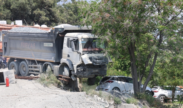 Faciaya ramak kalmıştı... Hafriyat kamyonu istinat duvarında asılı kaldı