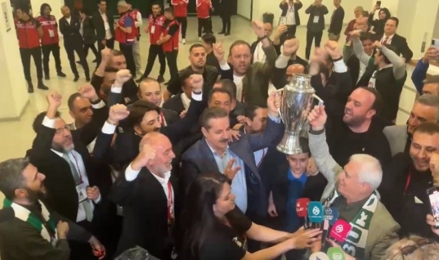 Faruk Çelik ve Mustafa Bozbey Bursaspor'un şampiyonluk kupasını birlikte kaldırdı