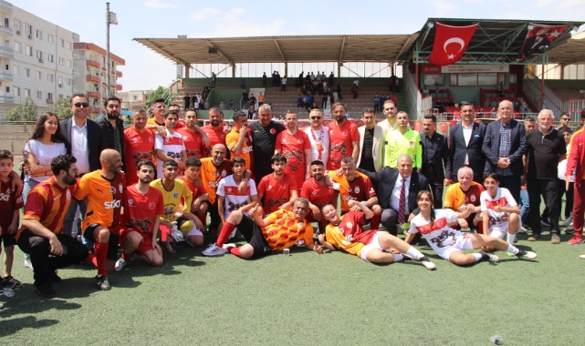 Galatasaray'ın efsaneleri gençlerle dostluk maçı yaptı