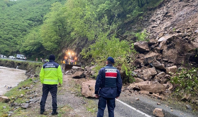 Giresun’da heyelan: Yol trafiğe kapatıldı