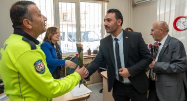 Gölbaşı Belediyesi polislere çiçek dağıttı