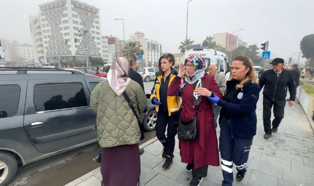 Hafif ticari araç ile otomobil çarpıştı