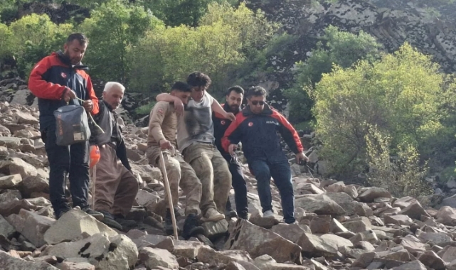 Hakkari'de dağda mahsur kalan genç kurtarıldı