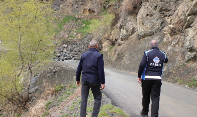 Hakkari’de kaya düşmelerine karşı ekipler çalışıyor