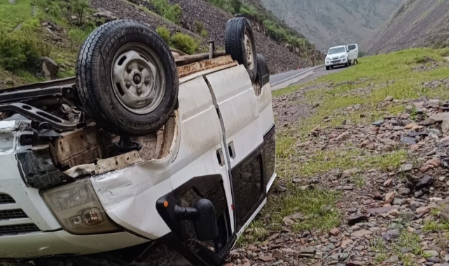 Hakkari'de minibüs şarampole yuvarlandı! 8 yaralı