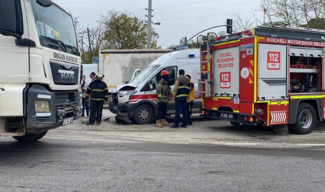Hastayı hastaneye yetiştirmeye çalışan ambulans otomobille çarpıştı